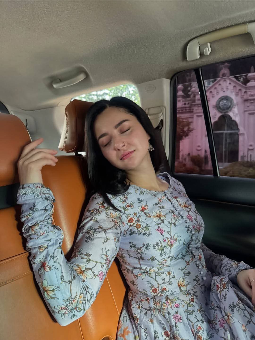 ✨ হানিয়া আমির ভাইরাল গাউন সেট ✨ 🌸 পাকিস্তানি ফ্যাশনের ট্রেন্ডি কালেকশন - Image 4